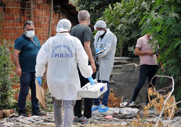 Yıkılmış eski binanın enkazından ceset çıktı - Resim : 1