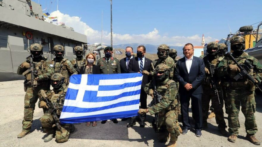 Yunan Genelkurmay Başkanı silahsız olması gereken burnumuzun dibindeki Meis Adası’na gelip meydan okumuş - Resim : 1