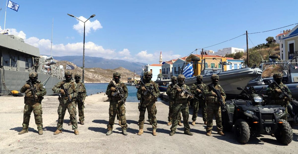 Yunan Genelkurmay Başkanı silahsız olması gereken burnumuzun dibindeki Meis Adası’na gelip meydan okumuş - Resim : 2