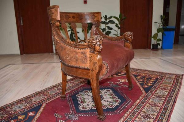 Koltuk başlarında insan var - Resim : 4