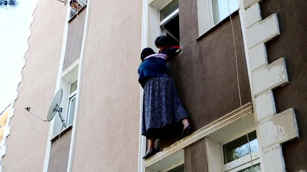 Beline sardığı çarşafla tuttu - Resim : 5