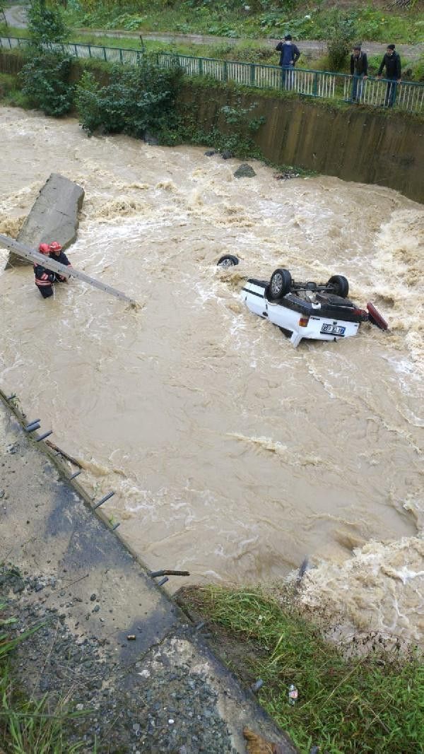 Otomobil dereye yuvarlandı - Resim : 1