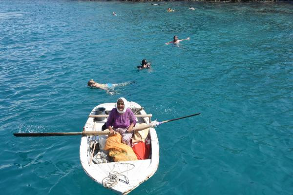 82 yaşındaki kadın ekmek parasını kürek çekerek denizden çıkarıyor - Resim : 3