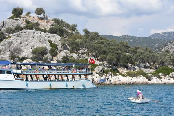 82 yaşındaki kadın ekmek parasını kürek çekerek denizden çıkarıyor - Resim : 5