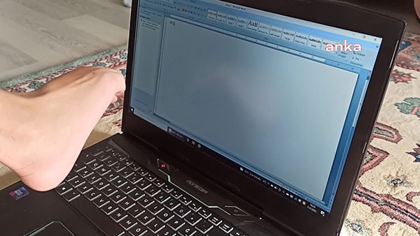 O şimdi okula gitmeden okumayı ayağı ile yazmayı öğrendi - Resim : 1