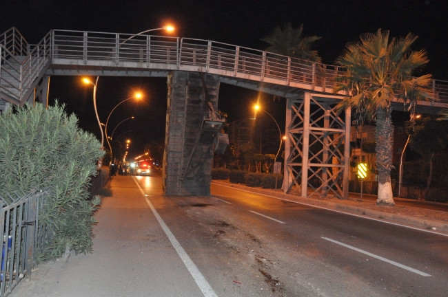 Damperi açık kamyon köprüye çarptı - Resim : 1