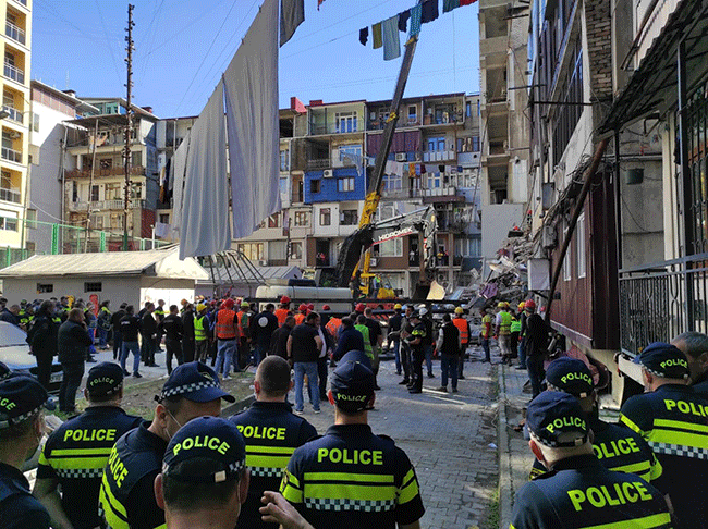 7 katlı bina çöktü! Enkaz altında kalanlar var - Resim : 1