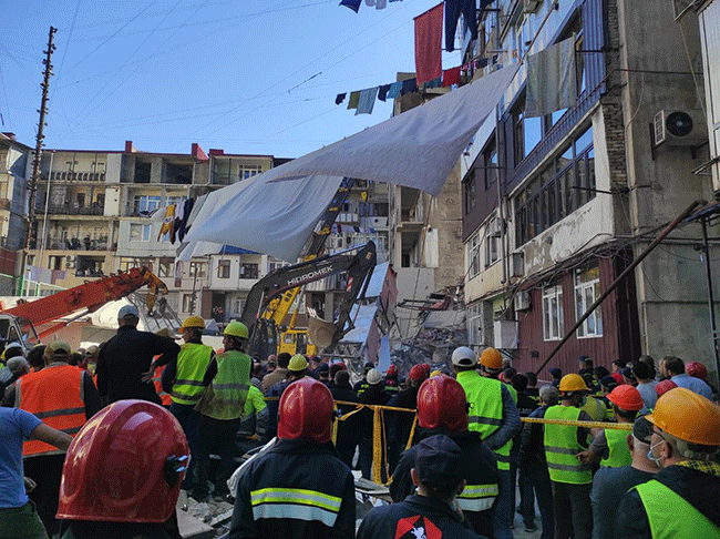 7 katlı bina çöktü! Enkaz altında kalanlar var - Resim : 3