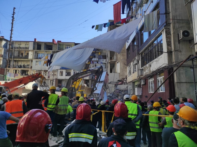 Gürcistan'da 7 katlı bina çöktü - Resim : 1
