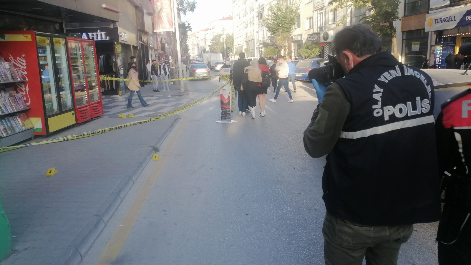 Silahlı kavgada yoldan geçen genç ağır yaralandı - Resim : 2