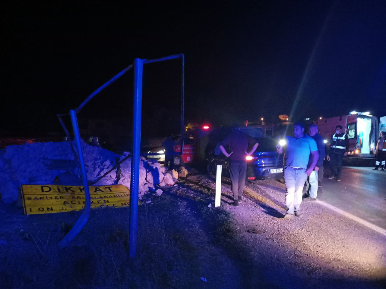 Tokat'ta çarptığı kaya aracına saplandı - Resim : 3