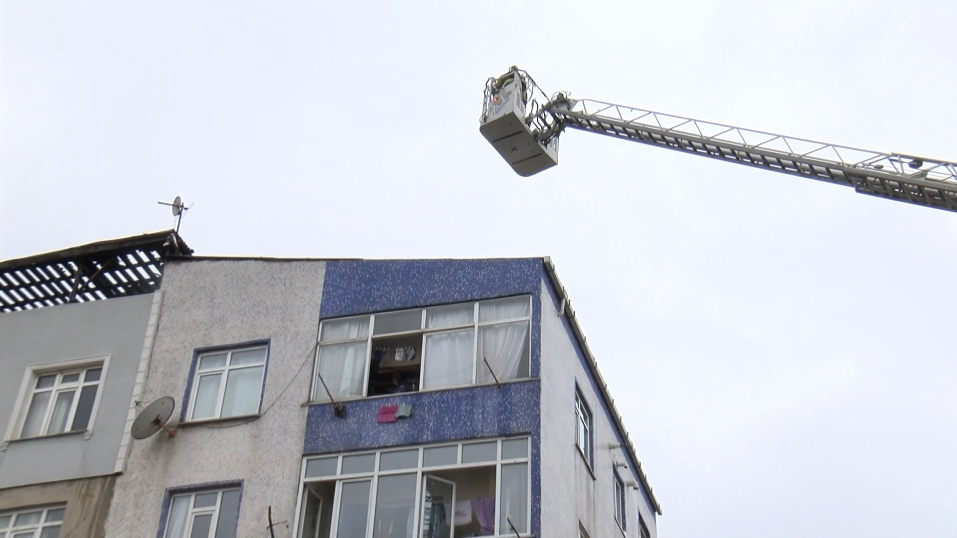 Bağcılar'da çatı katı alev alev yandı - Resim : 3