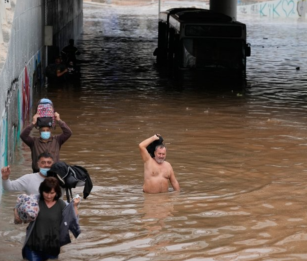 Atina'yı sel aldı. Yunanistan'dan inanılmaz görüntüler geldi - Resim : 1