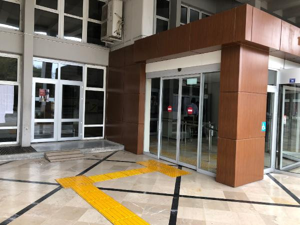 Gençliğe Hitabe'nin Zonguldak Valilik önündeki mazgala kapak yapılmasına inceleme - Resim : 2