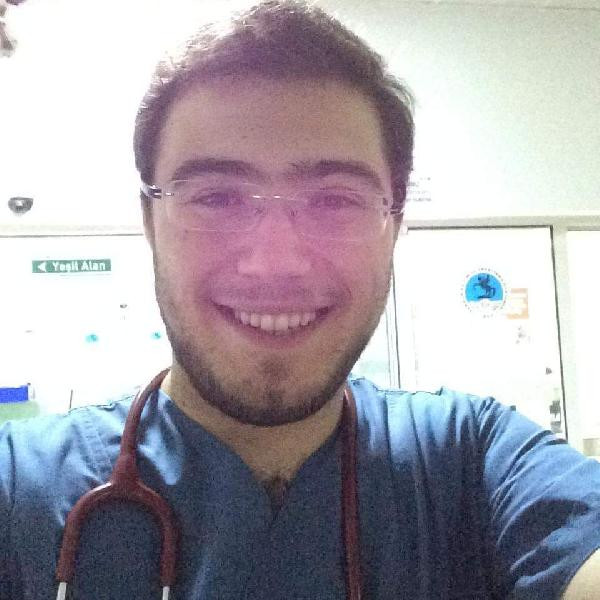 Ünye'de ambulansla hastaneye gelen Necip A. oğlu Necip Can A.' ile birlikte acil serviste doktor dövdü. Gerekçesi yok artık dedirtti - Resim : 1