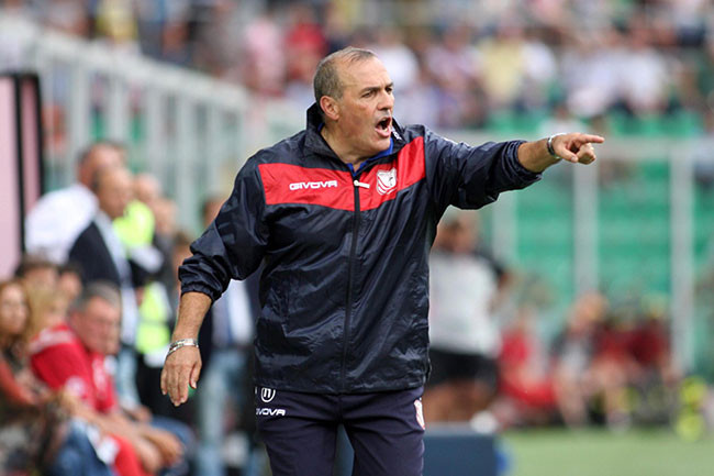 22 yıl sonra takımı 1. lige çıkardı, 8. haftada kovuldu! Teknik direktör bir bankta tek başına oturdu, hüngür hüngür ağladı - Resim : 3