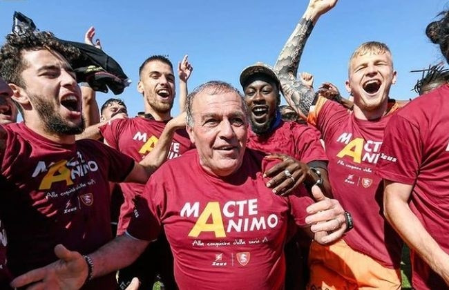 22 yıl sonra takımı 1. lige çıkardı, 8. haftada kovuldu! Teknik direktör bir bankta tek başına oturdu, hüngür hüngür ağladı - Resim : 4