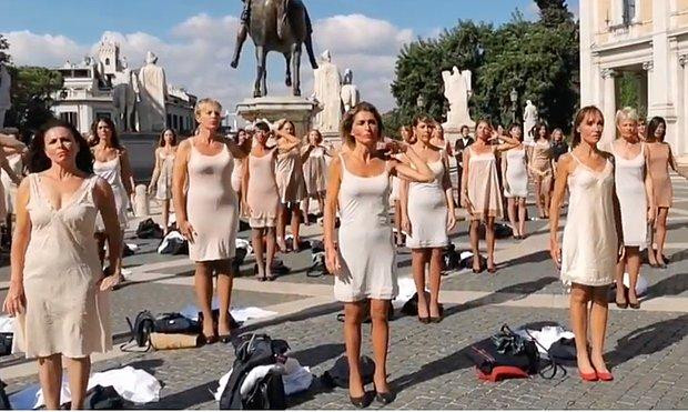 Hostesler şirketlerini soyunarak protesto etti - Resim : 1