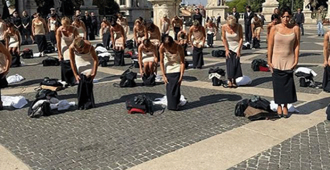 Hostesler şirketlerini soyunarak protesto etti - Resim : 2