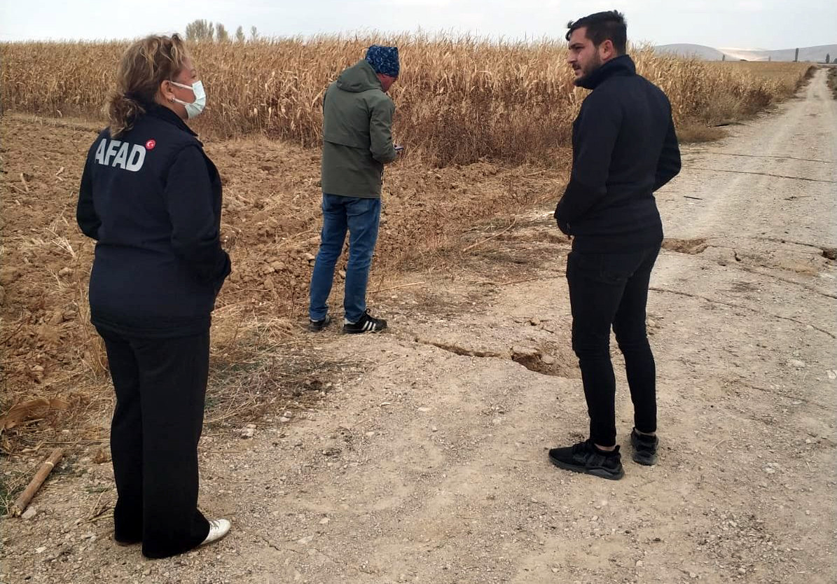 Yolda yarıklar oluştu, AFAD ekipleri inceleme başlattı - Resim : 2