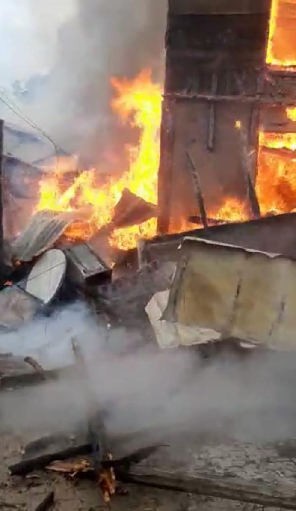 Ahşap evler cayır cayır yandı - Resim : 5