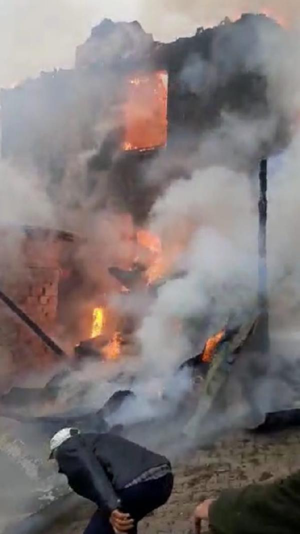 Ahşap evler cayır cayır yandı - Resim : 7