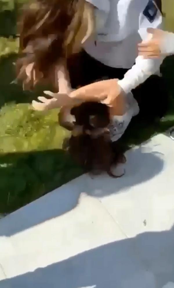 Liseli kızların saç saça baş başa kavgası - Resim : 2
