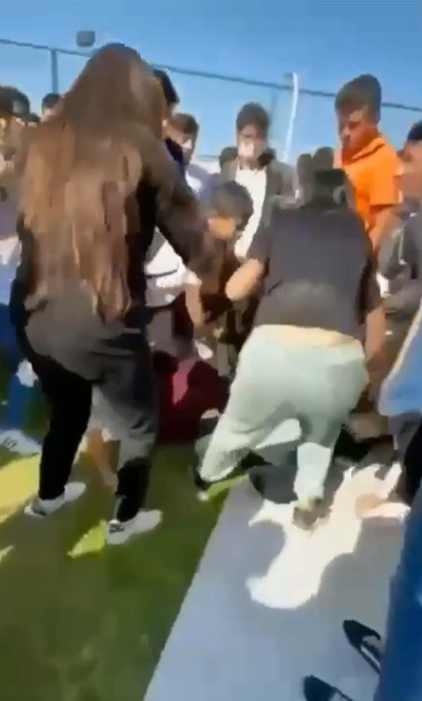 Liseli kızların saç saça baş başa kavgası - Resim : 4