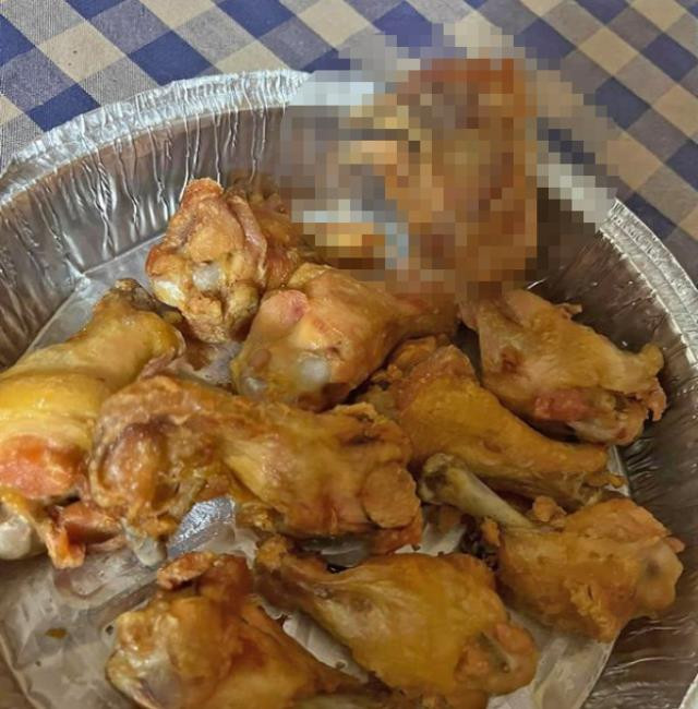 Eve sipariş ettiği tavuk kanadını ısıran kadın hayatının şokunu yaşadı. Firma harekete geçti - Resim : 1