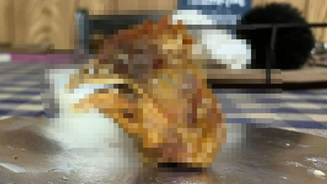 Eve sipariş ettiği tavuk kanadını ısıran kadın hayatının şokunu yaşadı. Firma harekete geçti - Resim : 2