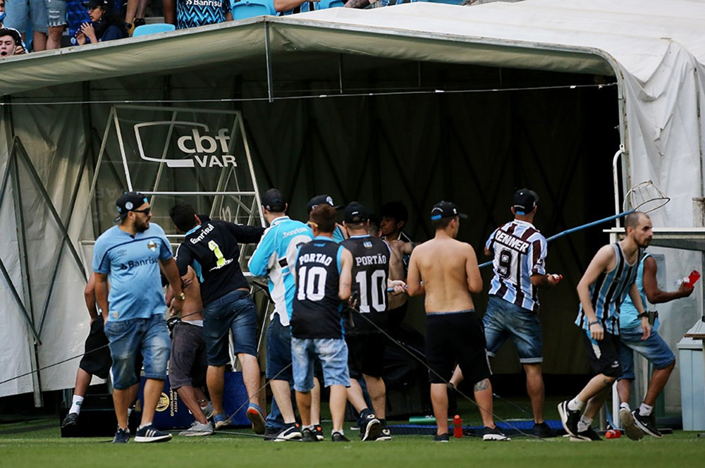 Gremio taraftarları hakem kararları sonrası VAR sistemini parçaladı - Resim : 1