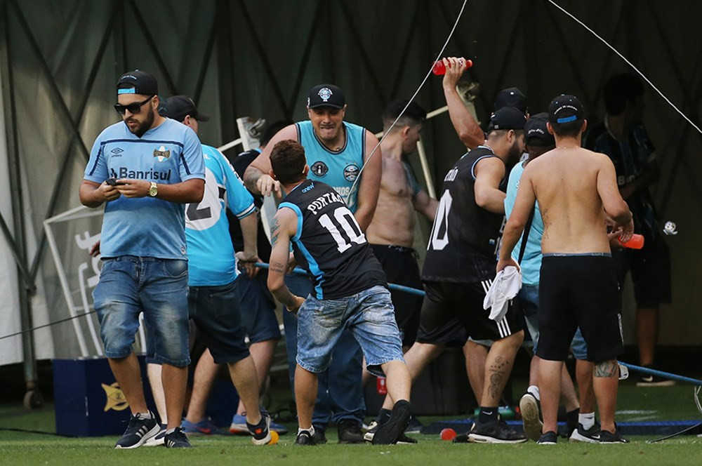 Gremio taraftarları hakem kararları sonrası VAR sistemini parçaladı - Resim : 3