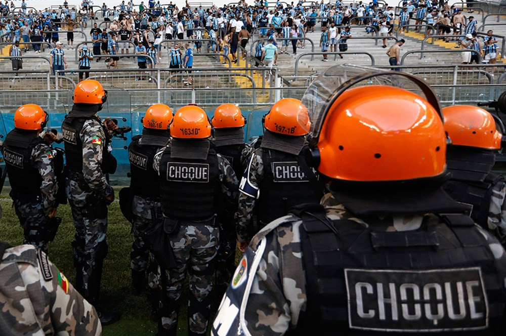 Gremio taraftarları hakem kararları sonrası VAR sistemini parçaladı - Resim : 4