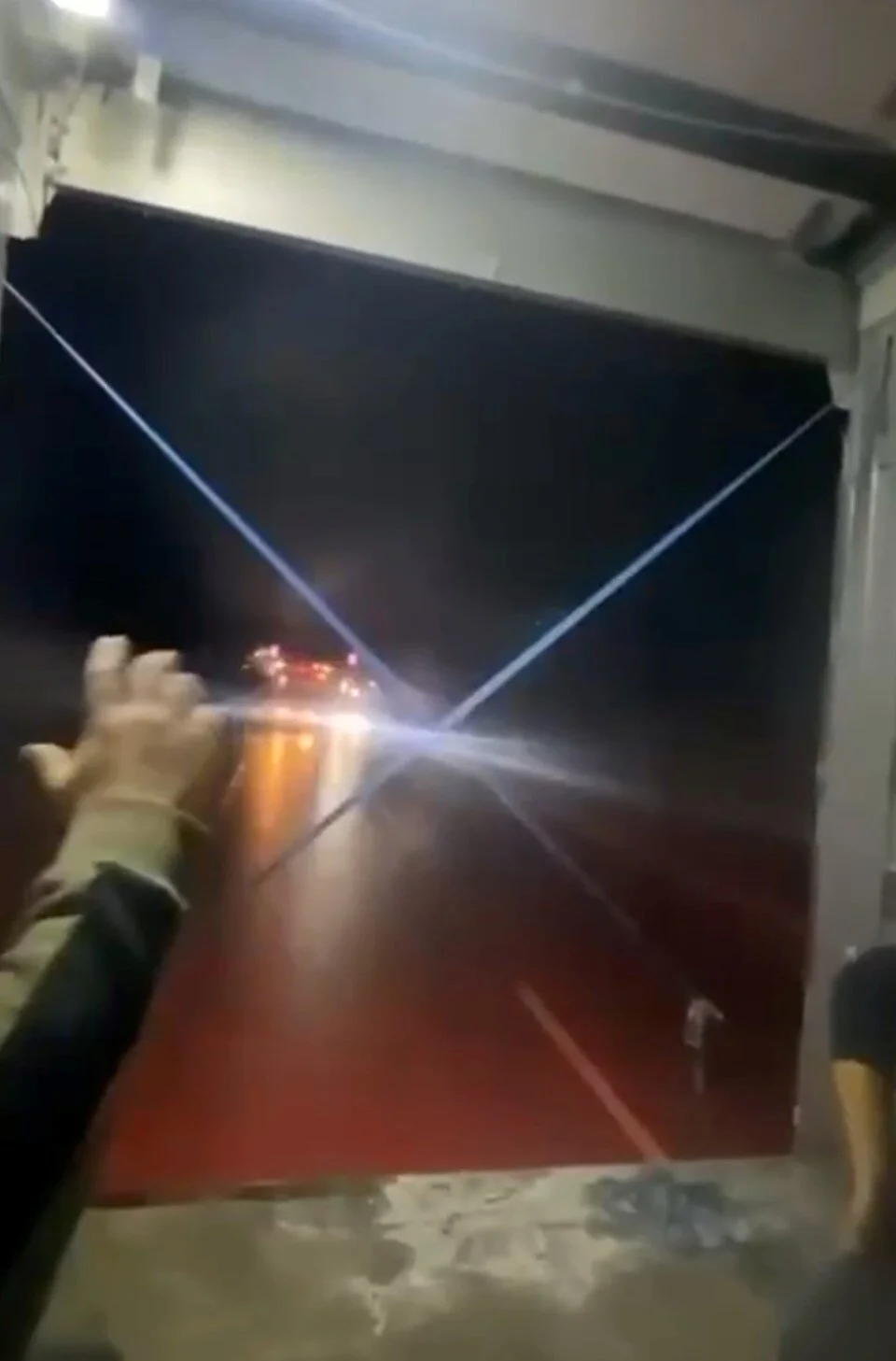 Hareket halindeki TIR'da içki sofrası - Resim : 1