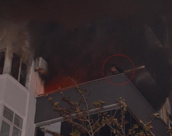 Evi ateşe verdi, eşyaları fırlattı - Resim : 1