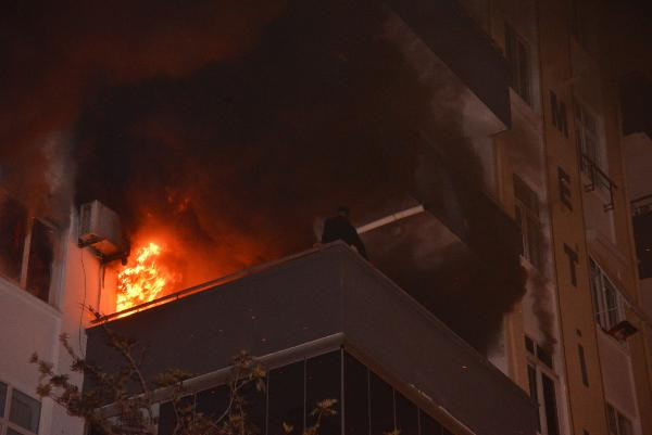 Evi ateşe verdi, eşyaları fırlattı - Resim : 2