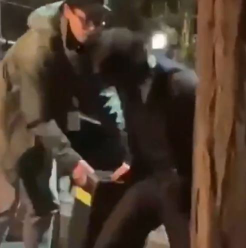 Ünlü Hollywood yıldızı set ekipmanlarını taşıdı - Resim : 1