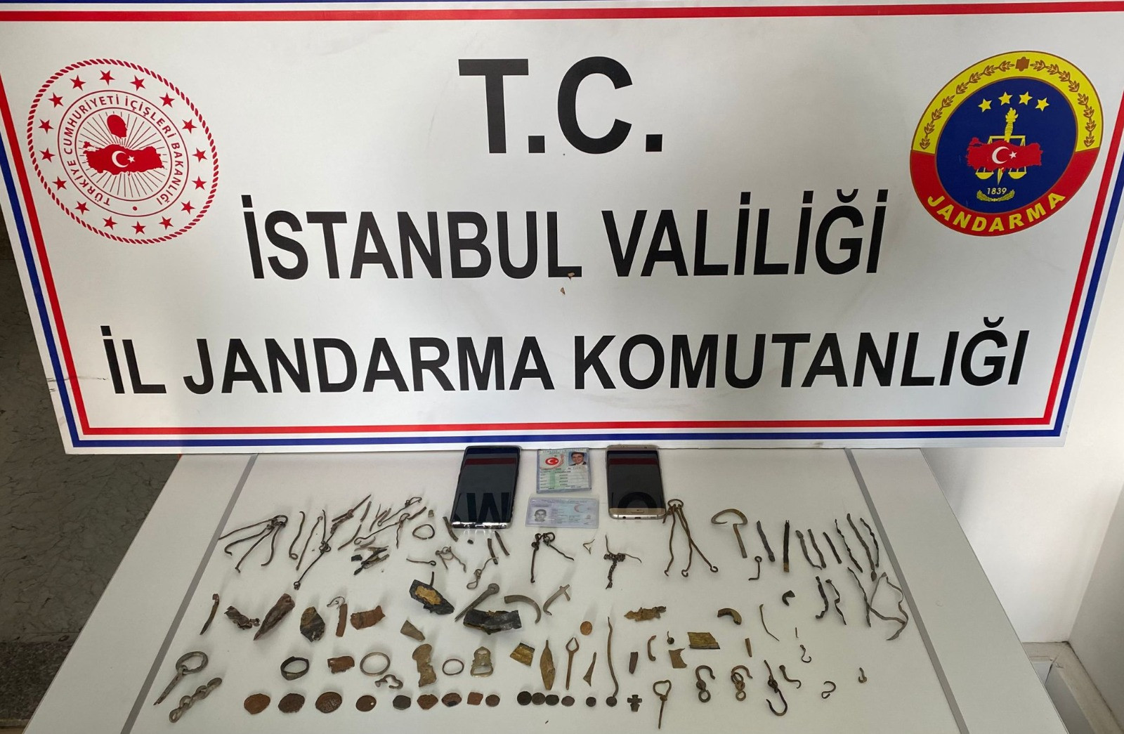 İstanbul'da tarihi eser kaçakçılarına baskın - Resim : 2
