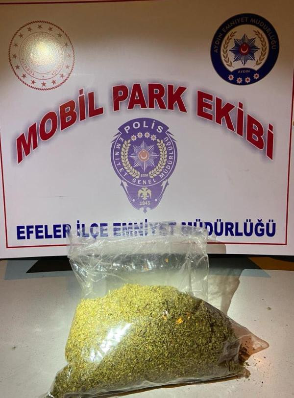 Okul bahçesine poşetle esrar atan 2 şüpheli yakalandı - Resim : 1