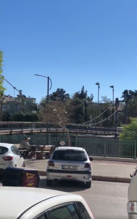 3 ay önce yapılan köprü rüzgarda yılan gibi kıvrıldı - Resim : 1
