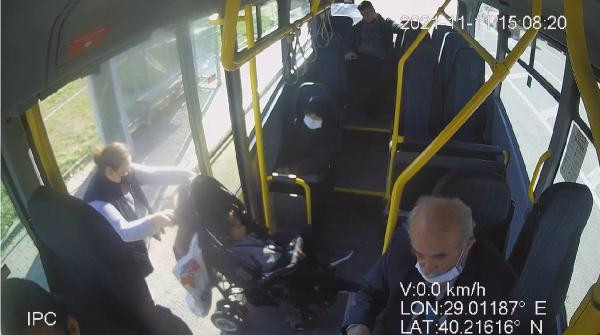 Şoför engelli çocuk ve annesini halk otobüsüne almadı. Sen de hiç vicdan yok mu be adam - Resim : 1