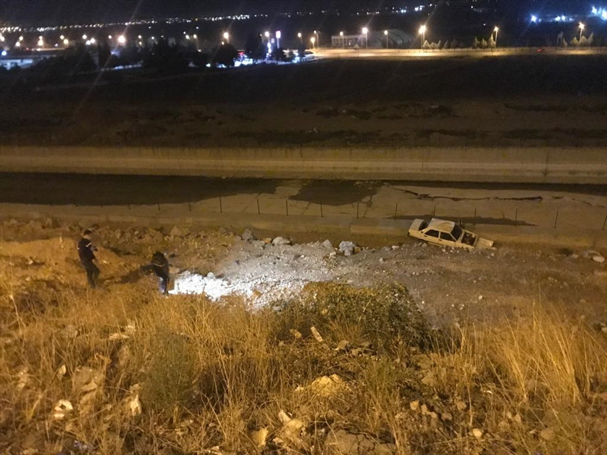 Kavgada otomobilini çevredekilerin üzerine sürdü: 6 yaralı - Resim : 1