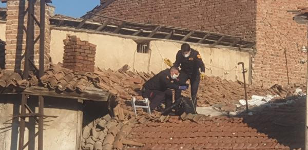 14 gündür aranan kişi, metruk evin çatısında bulundu - Resim : 3