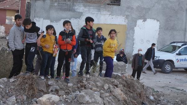 14 gündür aranan kişi, metruk evin çatısında bulundu - Resim : 4