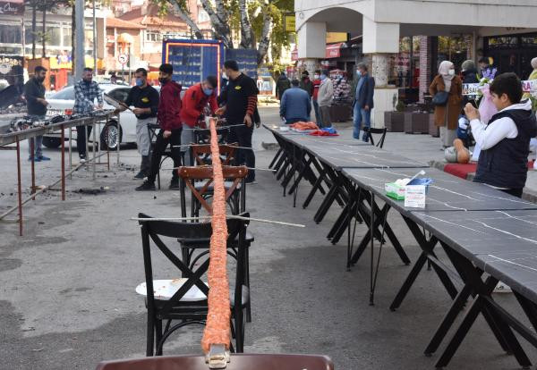 Isparta'da 32 metrelik kebap anında tükendi - Resim : 2