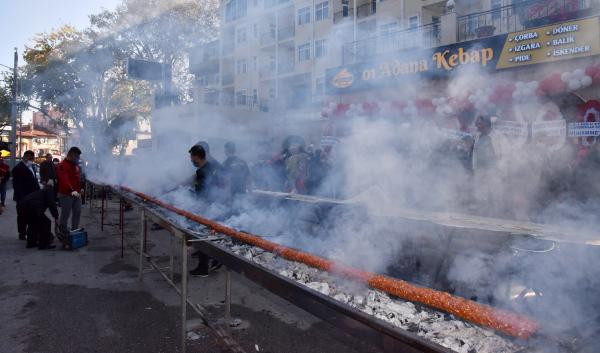 Isparta'da 32 metrelik kebap anında tükendi - Resim : 4