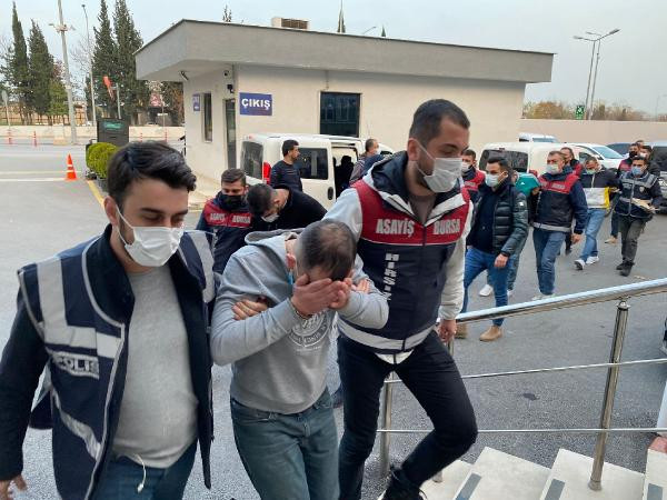 Yatağın üstünde kutuları tek tek açıyorlardı. Evdeki grup çalışmasını bebek kamerası görüntüledi - Resim : 3