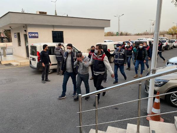 Yatağın üstünde kutuları tek tek açıyorlardı. Evdeki grup çalışmasını bebek kamerası görüntüledi - Resim : 4