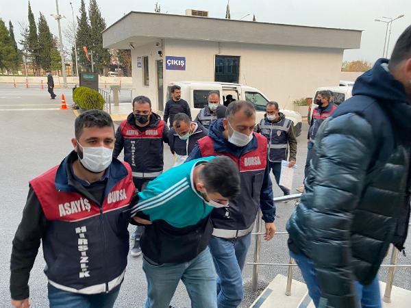 Yatağın üstünde kutuları tek tek açıyorlardı. Evdeki grup çalışmasını bebek kamerası görüntüledi - Resim : 5