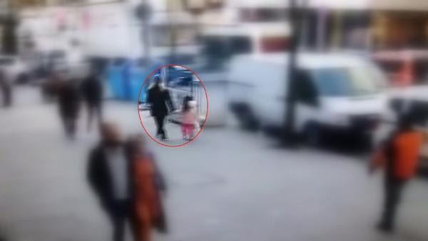 5 yaşındaki kız kamyonun altında kaldı - Resim : 2